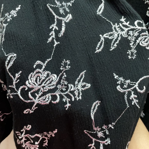 Kimono Style Cardigan White Floral Embroidery Detail - Picture 4 of 6